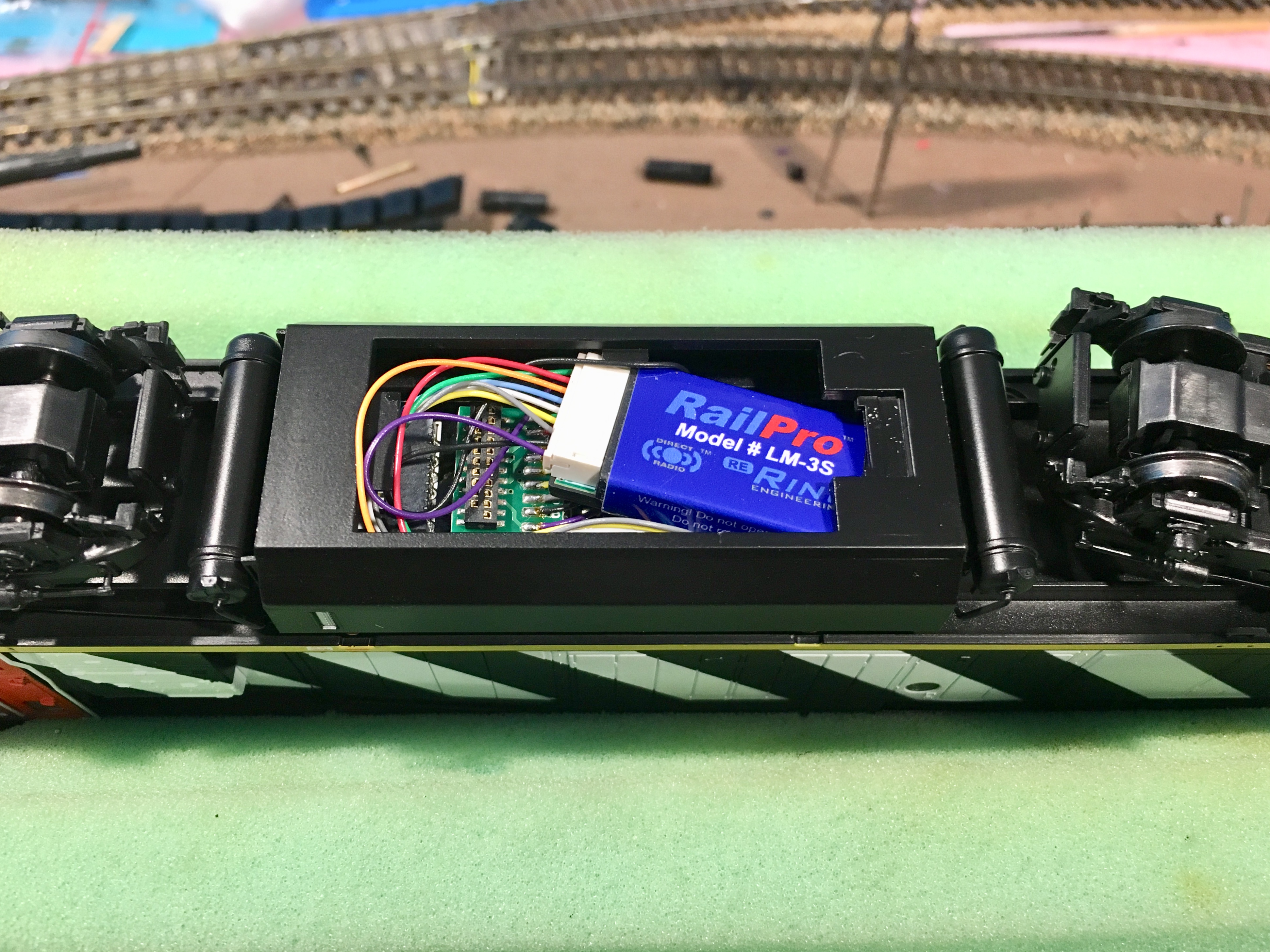 Rapido Dash 8 40CM LM3S & Harness.jpg