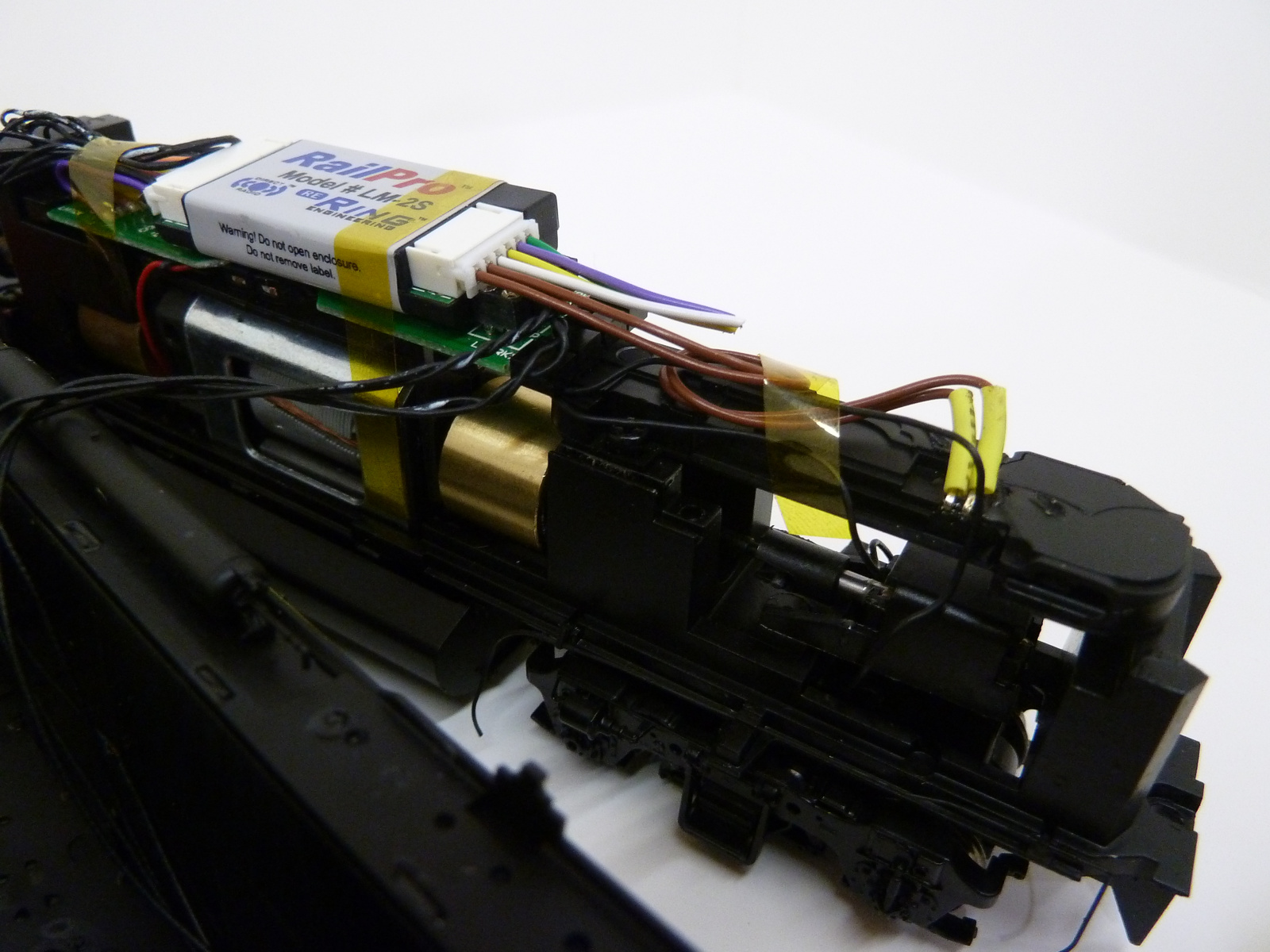 2015-11-08 RailPro install - Athearn GP38-2W (4).JPG